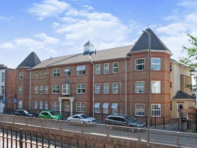 House for sale in Heol-las, Surrey