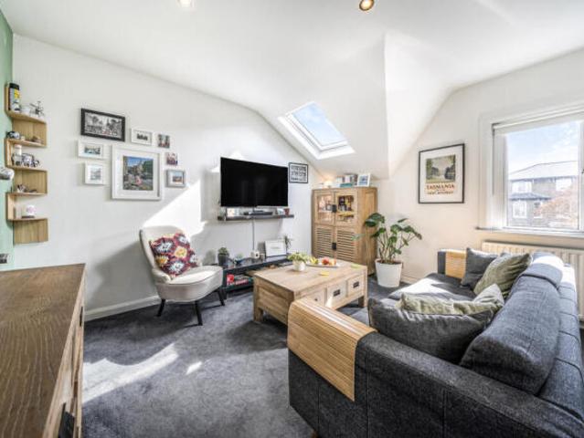 Apartment for sale in Kenton, Greater London