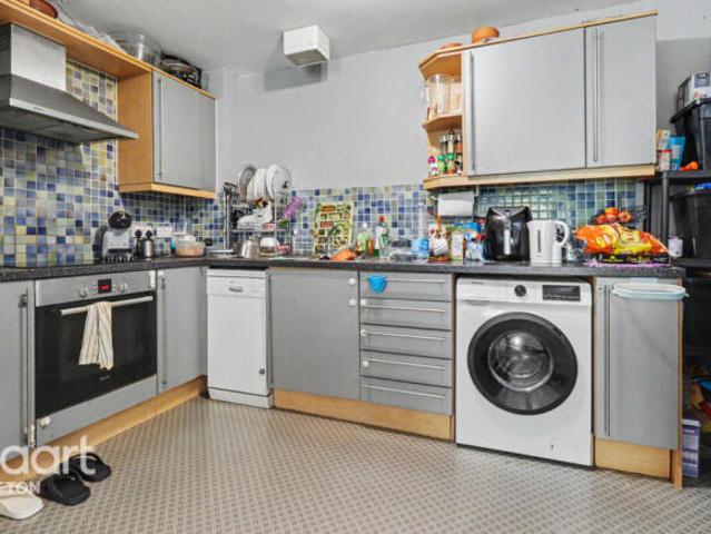 Apartment for sale in Rosehill, Greater London