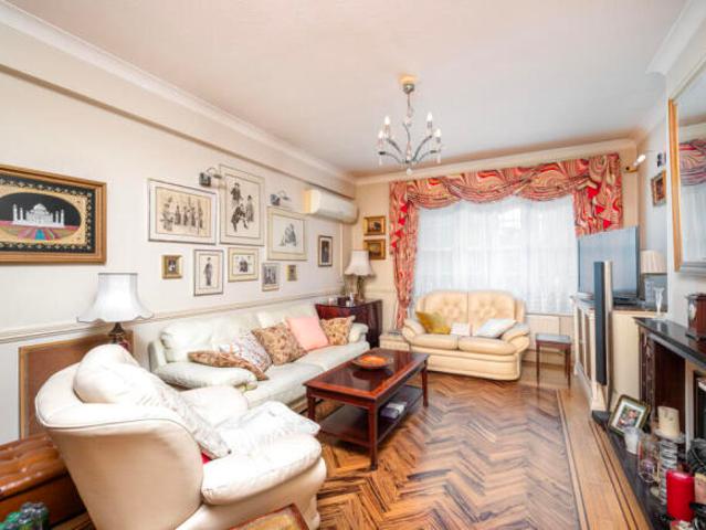 Apartment for sale in St. John's Wood, Greater London