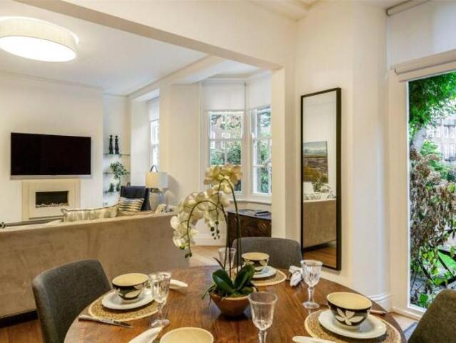 Apartment for sale in Cat Hill, England