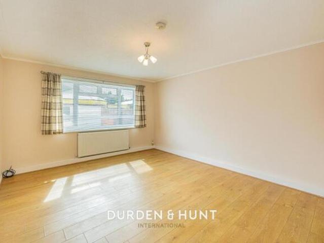 Apartment for sale in Pilgrims' Hatch, Navestock Side