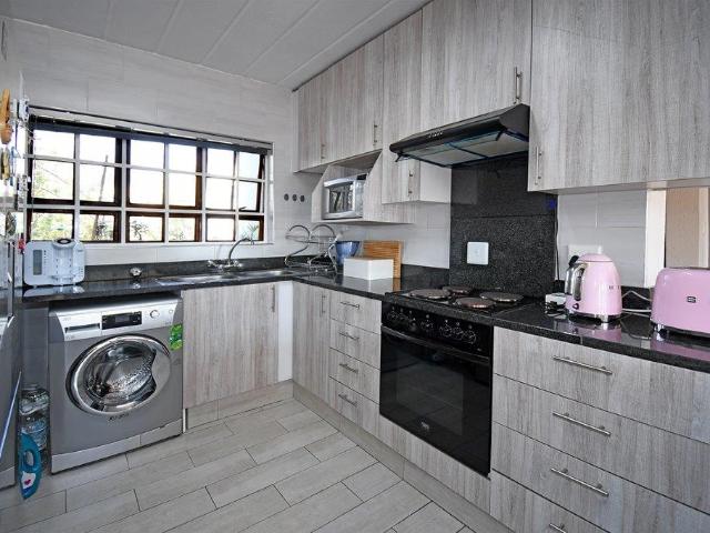 Apartment for sale in Dowerglen, City of Ekurhuleni Metropolitan Municipality