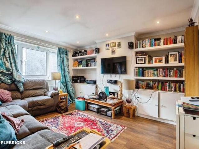Apartment for sale in Cat Hill, England