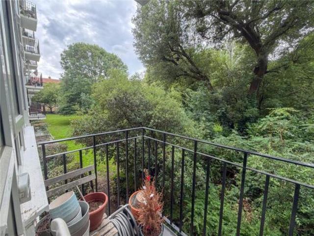 Apartment for sale in Blackhills, Surrey