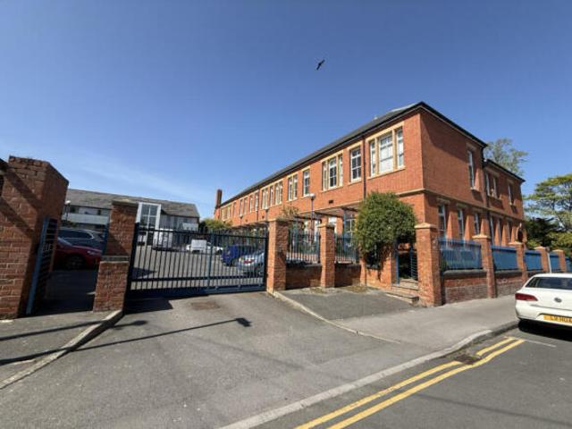 Apartment for sale in Swindon