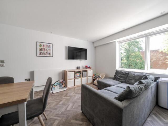 Apartment for sale in Petts Wood, Greater London