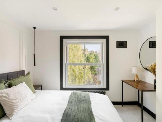 Apartment for sale in Cat Hill, England