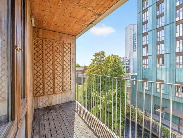 Apartment for sale in Earlsfield, Greater London