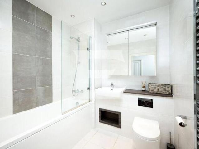 Apartment for sale in Mill Hill, Greater London