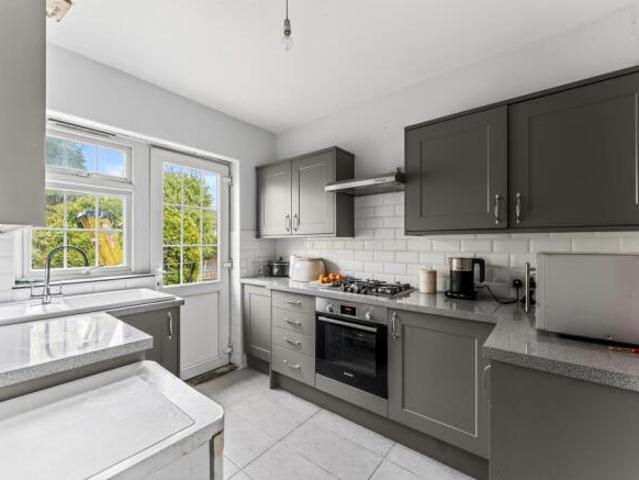 Apartment for sale in Summerstown, Greater London