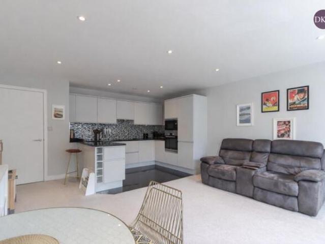 Apartment for sale in Watford Heath, North Watford