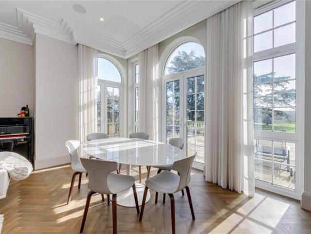 Apartment for sale in Five Acres, Hertfordshire