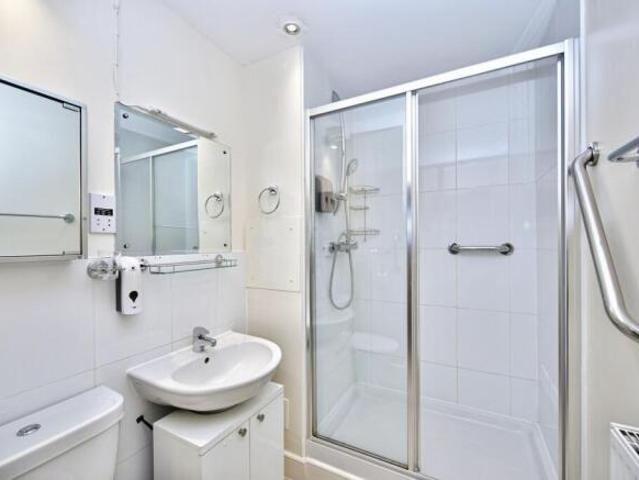Apartment for sale in Hart, Hampshire