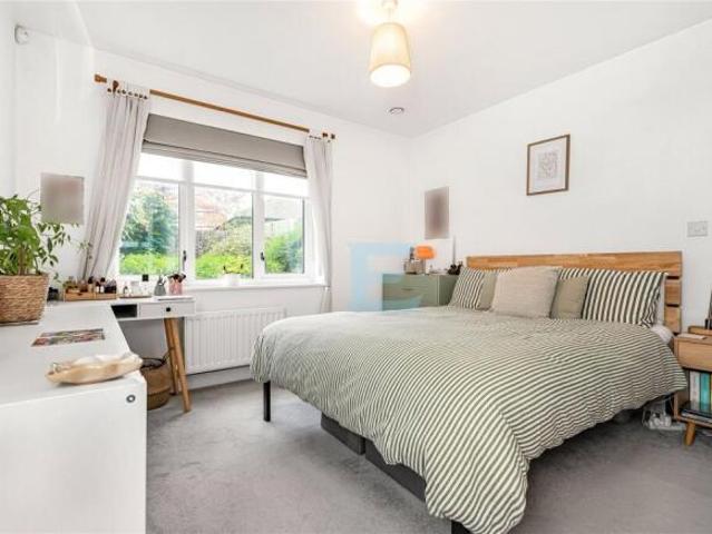 Apartment for sale in Mill Hill, Greater London