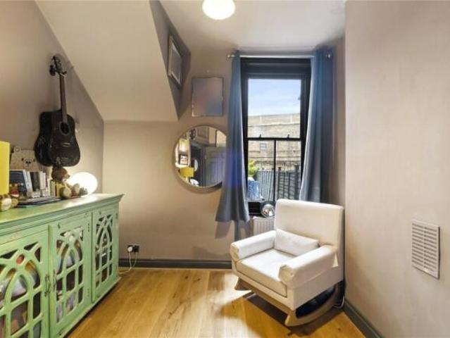 Apartment for sale in Cat Hill, England