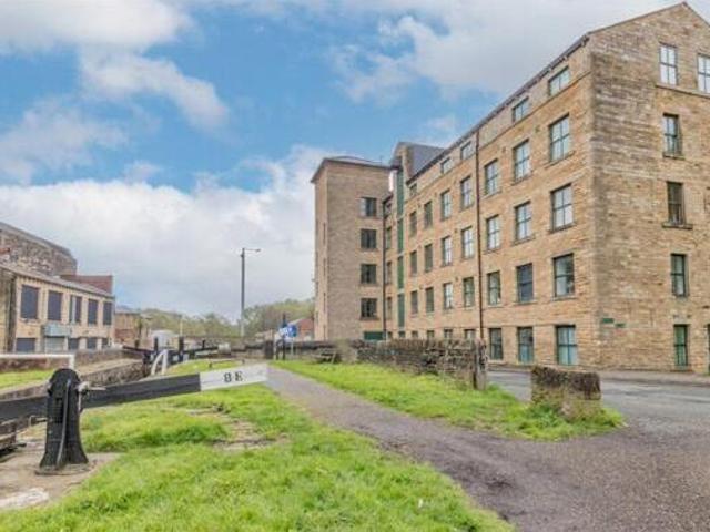 House for sale in Huddersfield, West Yorkshire