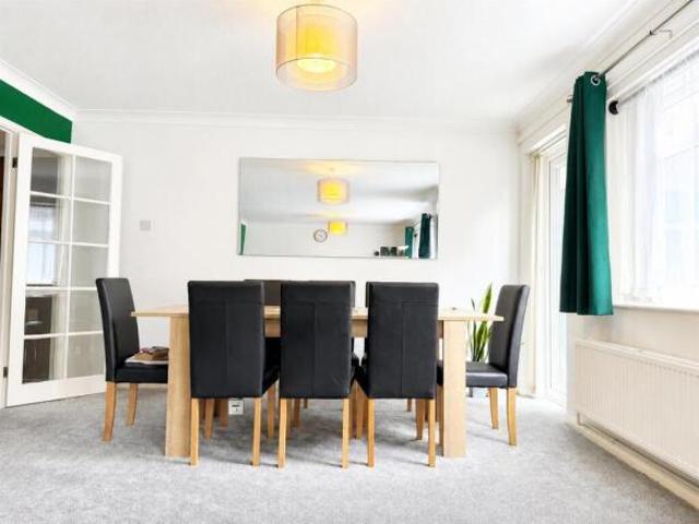 Apartment for sale in Navestock Side, Essex