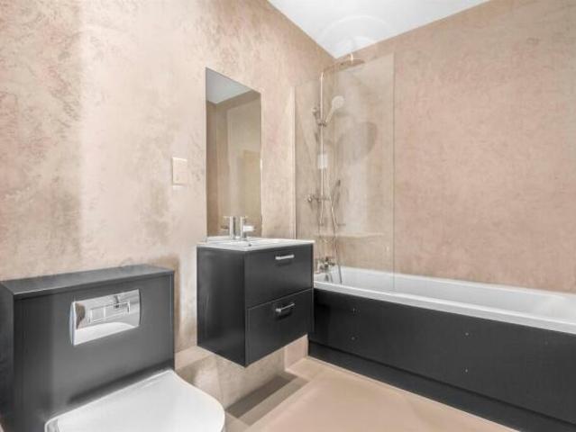 Apartment for sale in London Borough of Merton, Mitcham