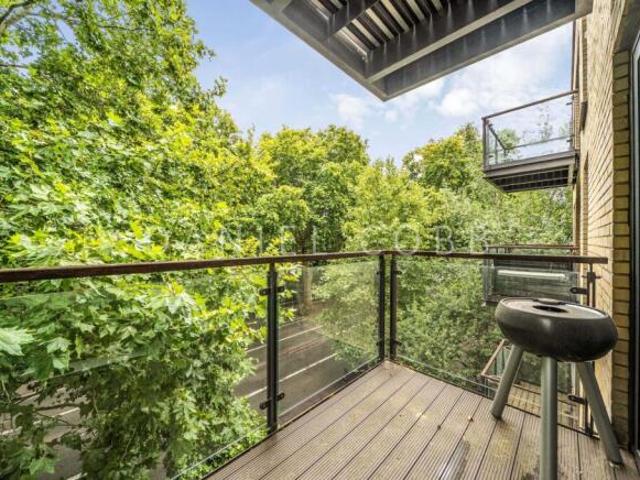 Apartment for sale in Cat Hill, England