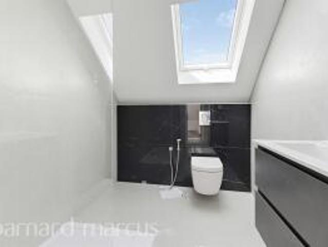 Apartment for sale in Epsom, Surrey