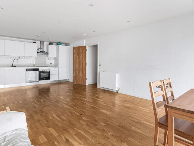 Apartment for sale in Cat Hill, Greater London
