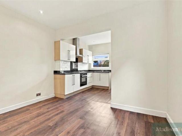 Apartment for sale in Cat Hill, England