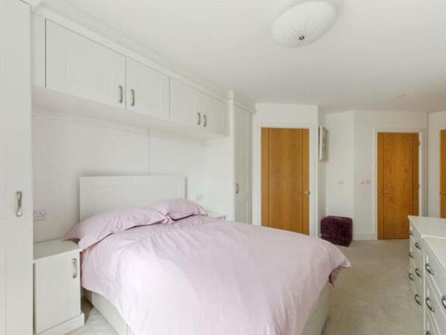 Apartment for sale in Westborough, Surrey