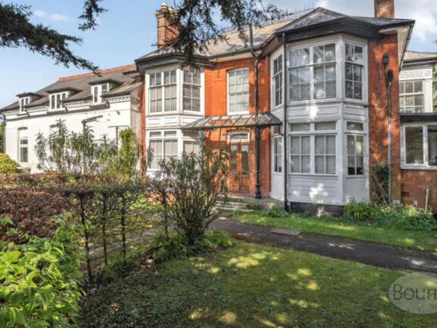 Apartment for sale in Westborough, Surrey