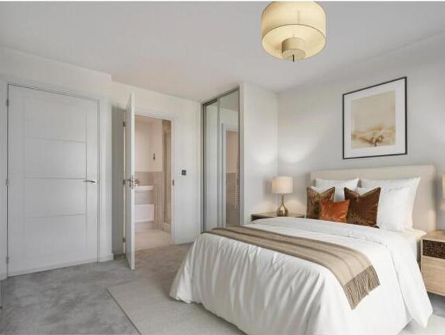 Apartment for sale in London Borough of Merton, Raynes Park