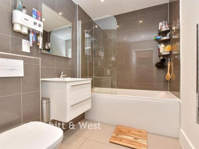 Apartment for sale in London Borough of Merton, Greater London