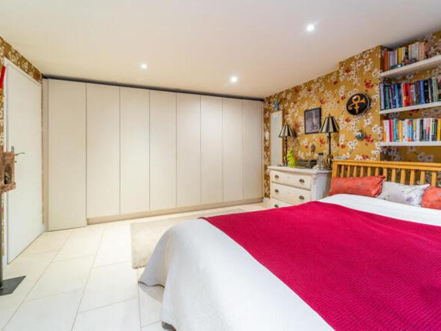 Apartment for sale in Stroud Green, Greater London