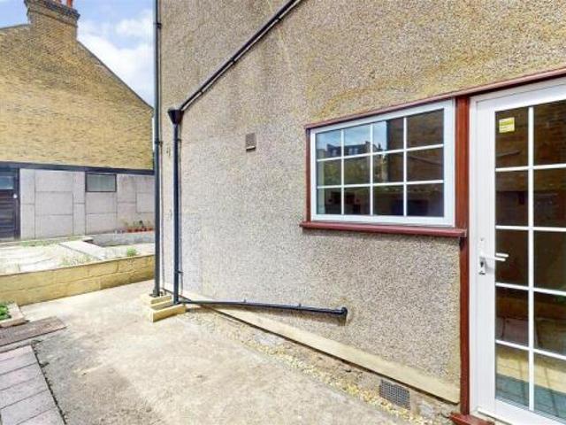 Apartment for sale in Isleworth, Greater London