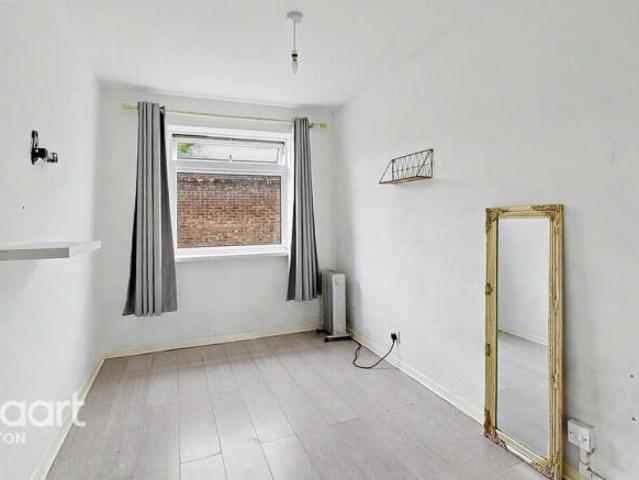 Apartment for sale in Spring Park, Luton
