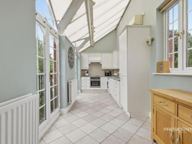 Apartment for sale in Navestock Side