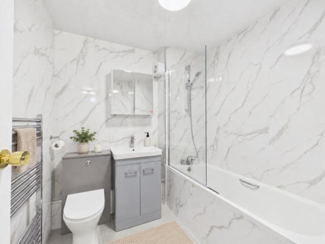 Apartment for sale in Acton, Greater London