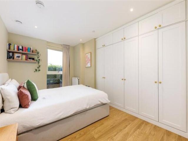 Apartment for sale in Cat Hill, England