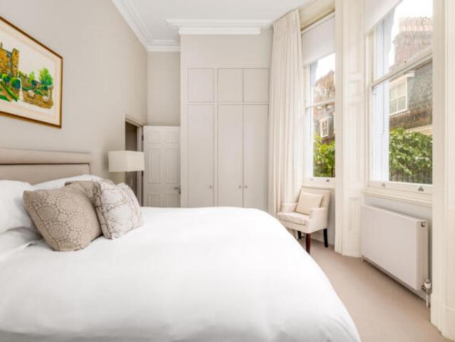 Apartment for sale in Lyons, Greater London