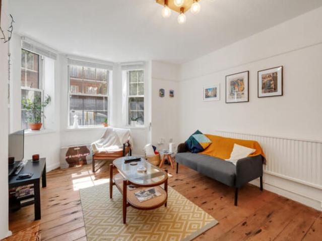 Apartment for sale in Cat Hill, England