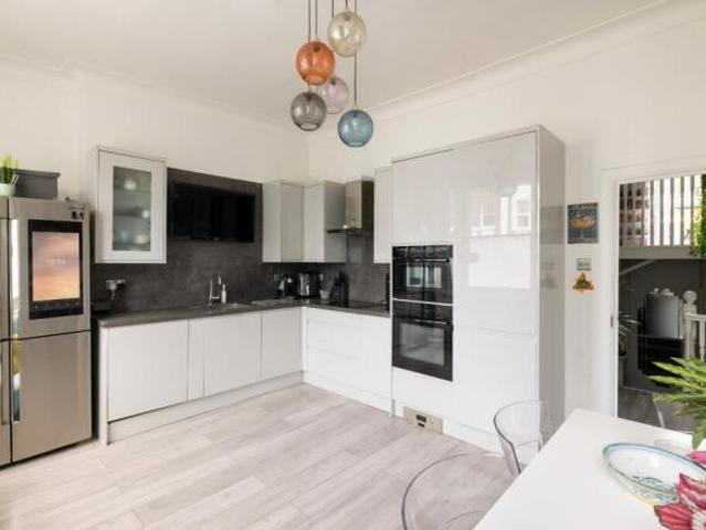 Apartment for sale in Cat Hill, England