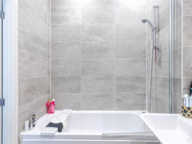 Apartment for sale in Lane, Greater London
