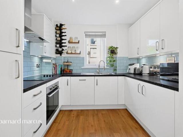 Apartment for sale in Brentford End, Greater London