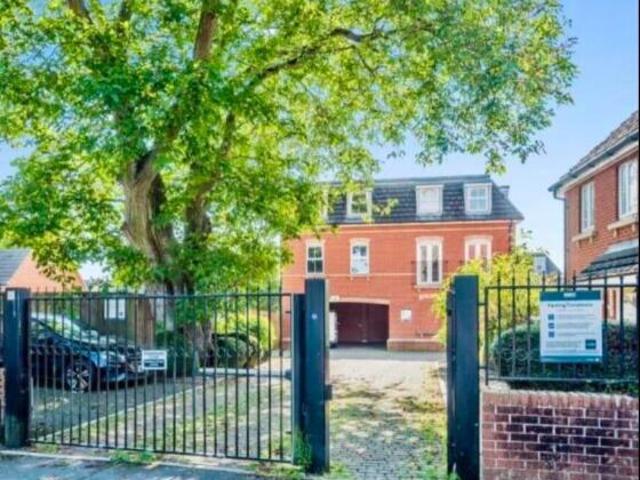 Apartment for sale in Swindon