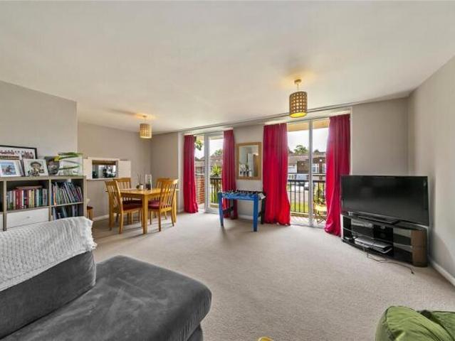 Apartment for sale in Teddington, Greater London