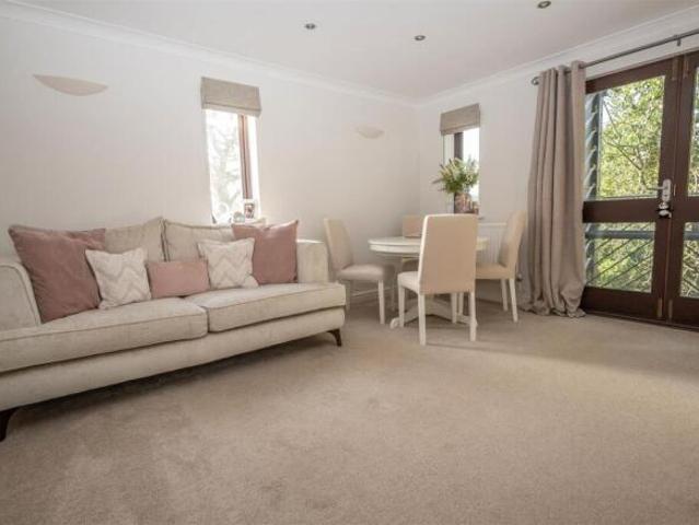 Apartment for sale in Navestock Side
