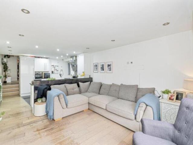 Apartment for sale in Watford Heath, North Watford