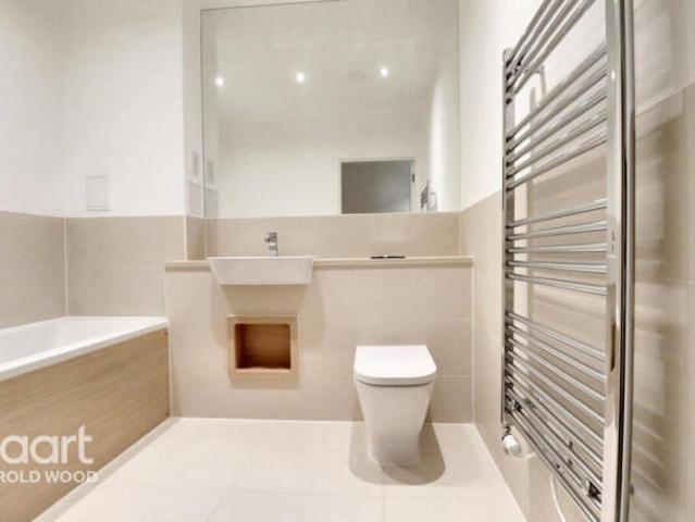 Apartment for sale in Harold Wood, Greater London