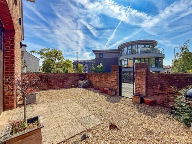 Apartment for sale in Five Acres, Hertfordshire
