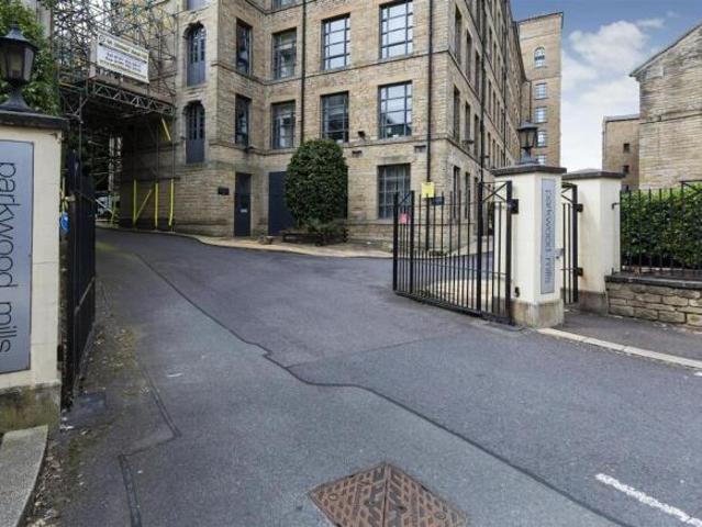 Apartment for sale in Longwood, West Yorkshire