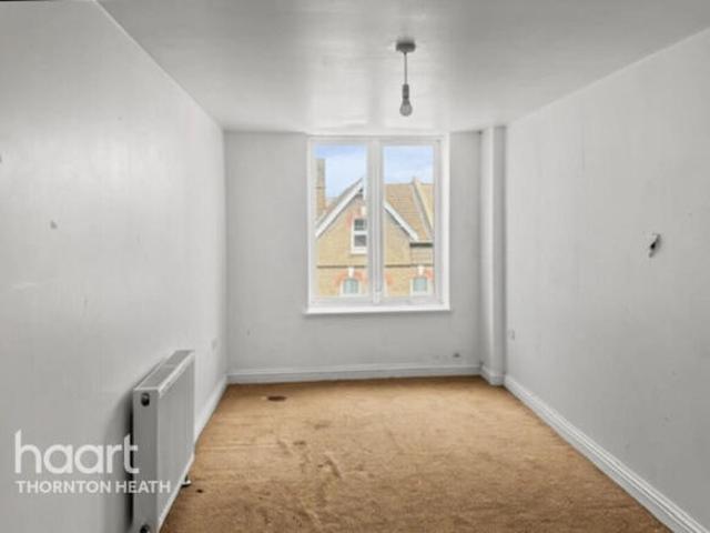 Apartment for sale in Newbury Park, Greater London